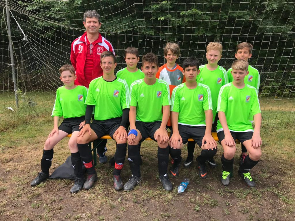 U15 Mannschaft mit Trainer