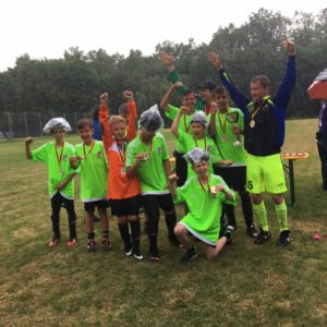 Die U15 Jungs mit Medaillen und Pokal