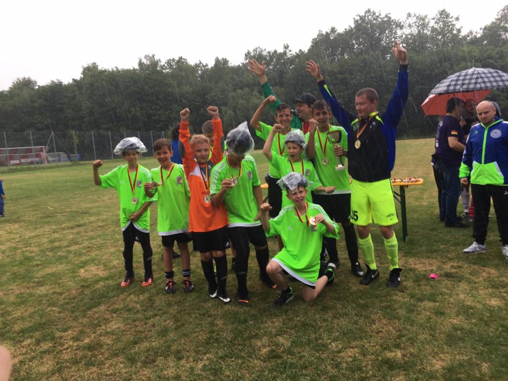 Die U15 Jungs mit Medaillen und Pokal