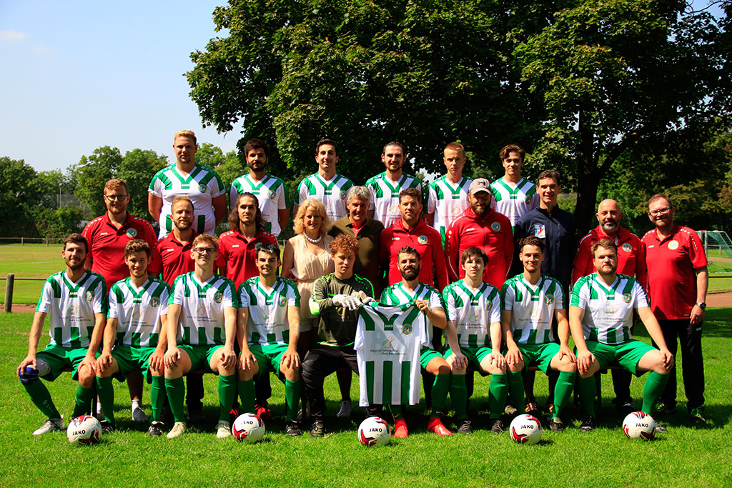 Spieler Trainer Betreuer mit Sponsorin