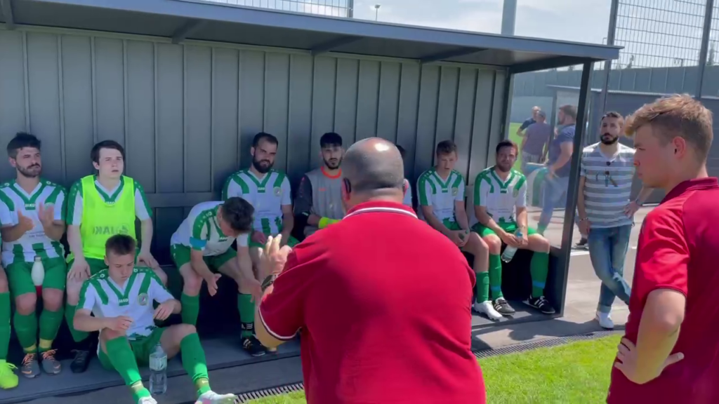 Trainer Franco hält Ansprache